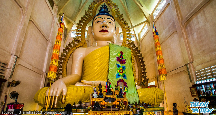พระพุทธรูปนั่งขนาดใหญ่ภายในวิหารของวัดพระศรีศักยมุณี กายา Sakya Muni Buddha Gaya Temple