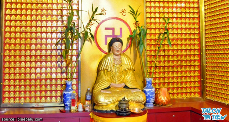 พระพุทธรูปภายในวิหารของวัดหัววง Hau Wong Temple ย่าน Lok Fu