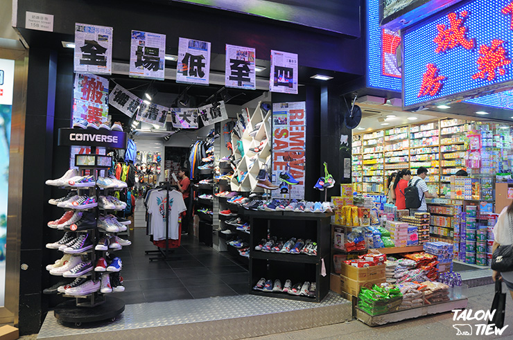 ร้าน Converse ที่ตลาดรองเท้าย่าน Mong Kok