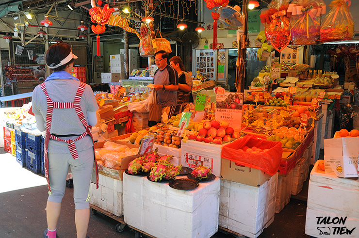 ร้านขายผลไม้ช่วงสายในตลาดค้าส่งผักและผลไม้ย่านเยามาเต-Yau-Ma-Tei-Wholesale-Fruit-Market.jpg
