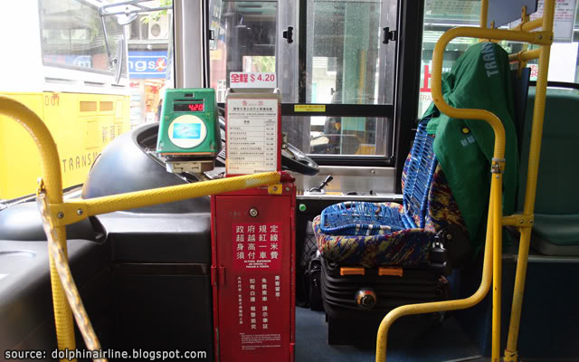 แป้นสีเขียวสำหรับแตะบัตรมาเก๊า Macau Pass ข้างคนขับรถบัส