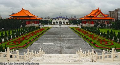 วิวมุมมองจตุรัสเสรีภาพจากชั้นบนของอนุสรณ์สถานเจียงไคเชก Chiang Kai Shek Memorial Hall