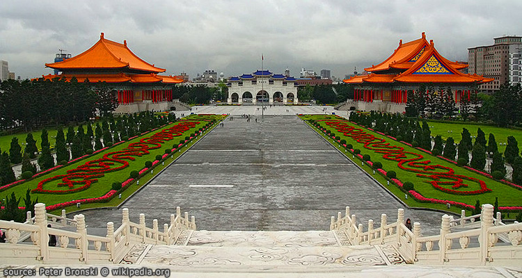 วิวมุมมองจตุรัสเสรีภาพจากชั้นบนของอนุสรณ์สถานเจียงไคเชก Chiang Kai Shek Memorial Hall