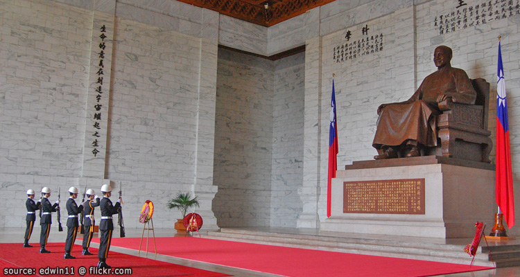 รูปปั้นของเจียงไคเชกที่ด้านบนของอนุสรณ์สถาน Chiang Kai-Shek Memorial Hall