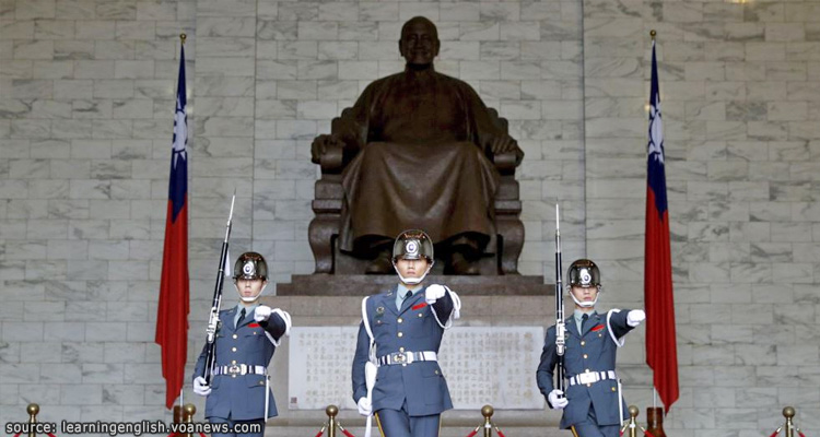 พิธีเปลี่ยนเวรยามที่ด้านบนของอาคารอนุสรณ์เจียงไคเชก(Chiang Kai-Shek Memorial Hall)