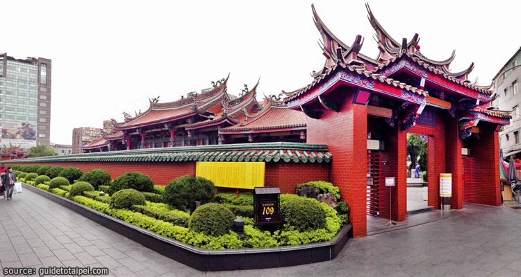 บริเวณด้านหน้าของวัดซิงเทียน Hsing Tian Temple