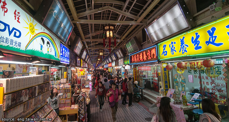 บรรยากาศภายในตลาดกลางคืนหัวซีหรือตรอกงู Huaxi Night Market