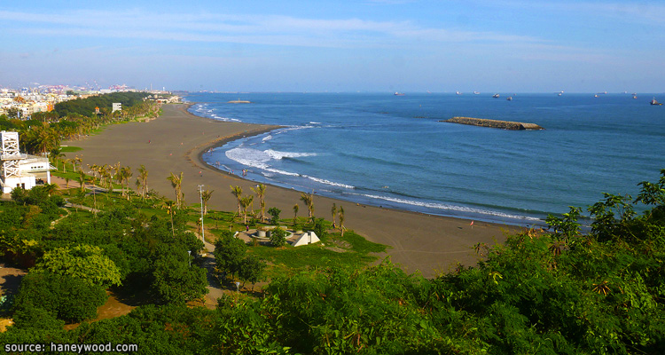 ถนนคนเดิน Miaoqian หรือถนนอาหารทะเลบนเกาะฉีจิน Cijin Island