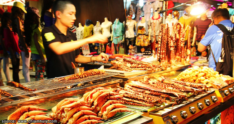 ร้านขายอาหารภายในตลาดกลางคืนลิ่วเหอ Liuhe Night Market