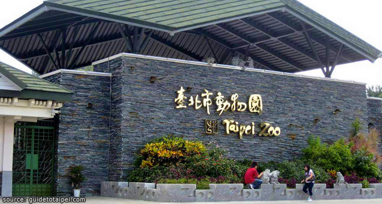 ด้านหน้าประตูทางเข้าหลักของสวนสัตว์ไทเป Taipei Zoo