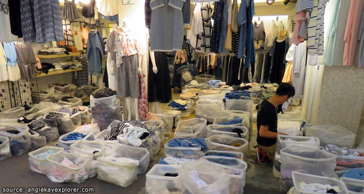 ร้านค้าภายในตลาดค้าส่งเสื้อผ้า วู่เฟงปู่ Wufenpu Wholesale Street Market