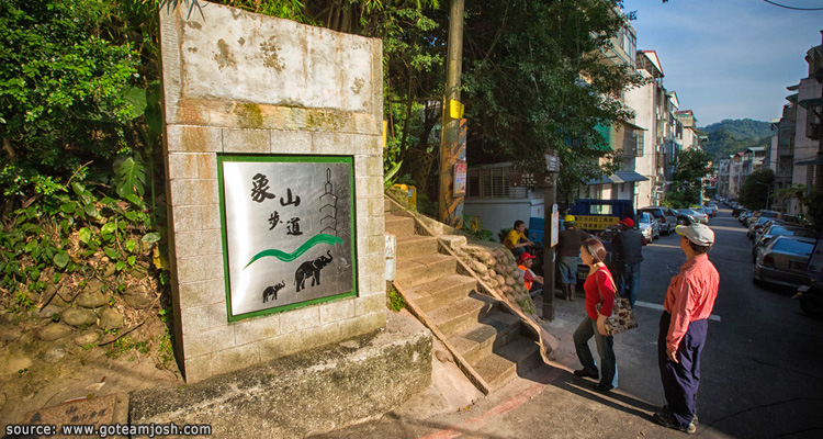 จุดเริ่มต้นในการปีนเขาเซี่ยงซานหรือเขาช้าง Xiangshan Elephant Moutain