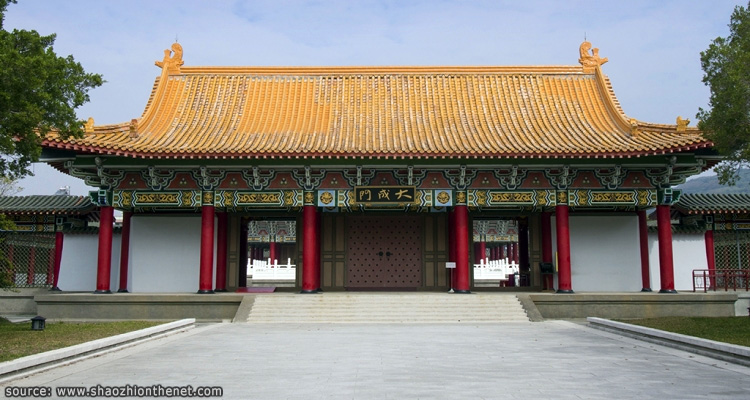 ด้านหน้าทางเข้าลานด้านในวัดขงจื้อเมืองเกาสง Confucius Temple of Kaohsiung