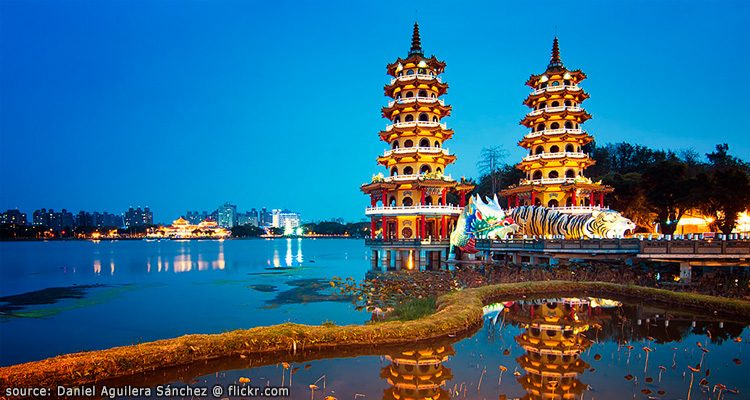 บรรยากาศยามเย็นของเจดีย์มังกรเสือ วัดฉือจี้ Dragon Tiger Pagodas Ciji Temple