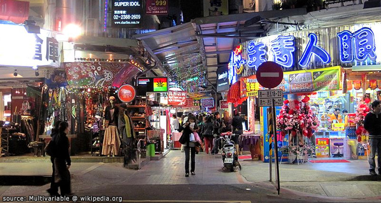 บรรยากาศยามค่ำคืนที่ย่านช้อปปิ้งวัยรุ่น ซีเหมินติง Ximending