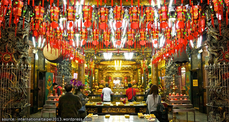 บรรยากาศภายในวิหารของวัดหลงซาน Lungshan Temple
