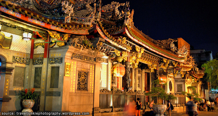 ตอนกลางคืนจะมีการเปิดไฟด้วยที่วัดหลงซาน Lungshan Temple