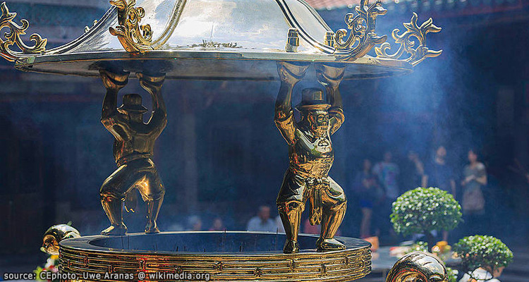 กระถางธูปสีทองอันโดดเด่น