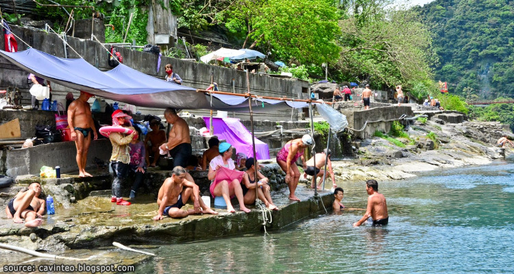 จุดบริการแช่น้ำแร่สาธารณะ(Public Hot Spring Baht)ริมแม่น้ำอูไหล Wulai