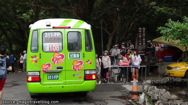 รถมินิบัสสาย 108 ที่จะวิ่งรับส่งผู้โดยสารภายในหยางหมิงซาน